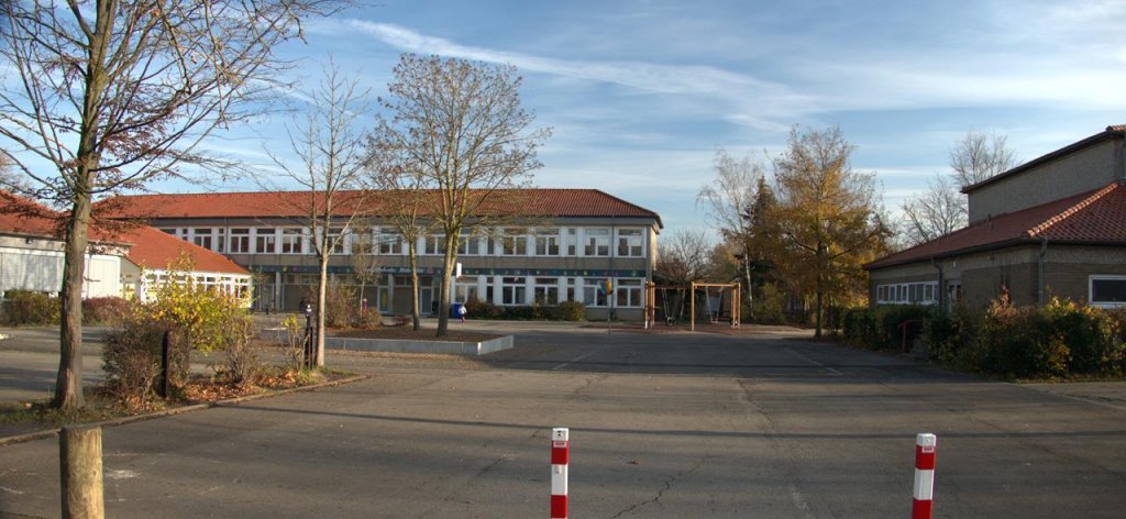 ansicht der schule von der einfahrt